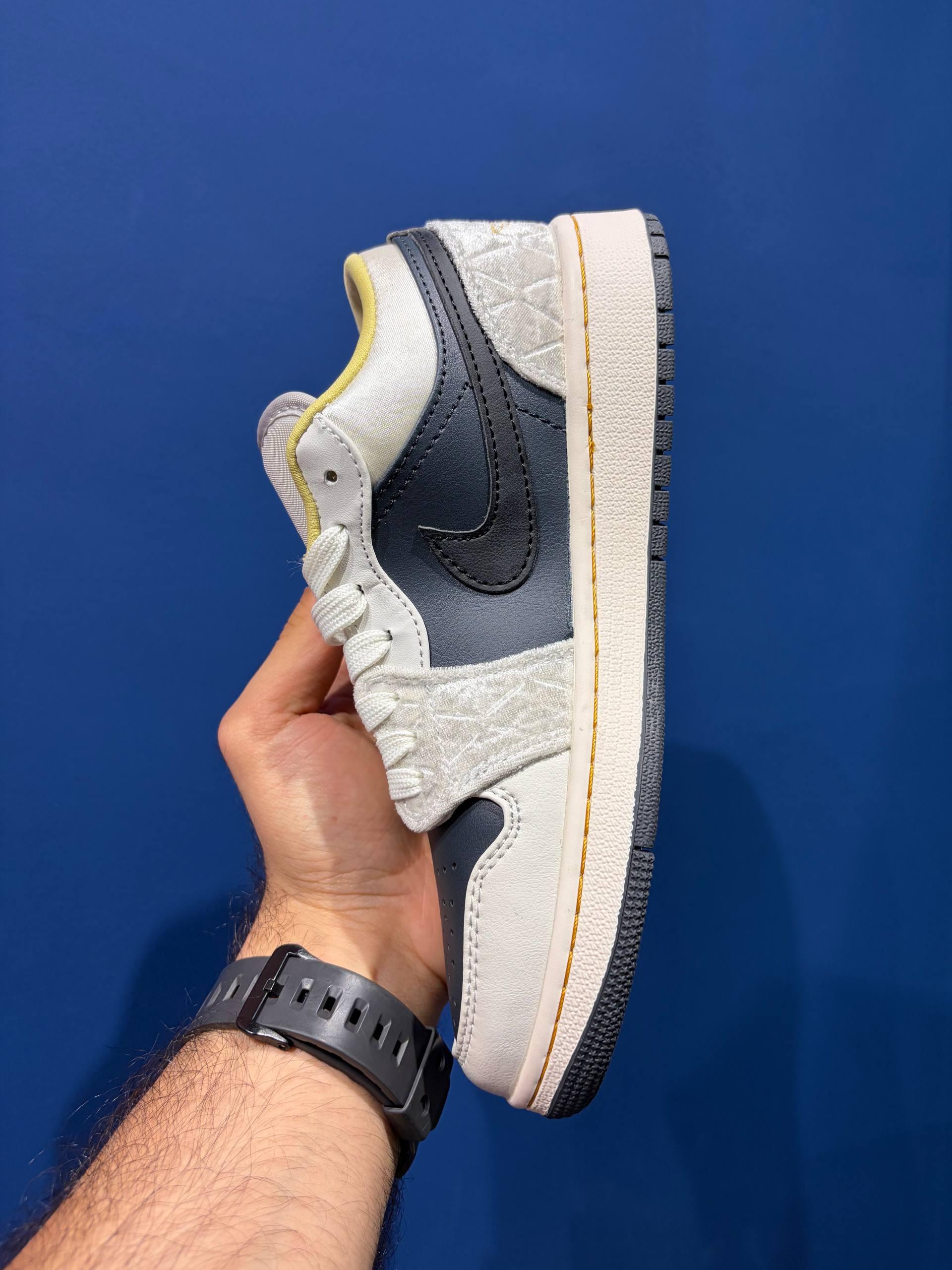 Nike air jordan 1 low beaded swoosh نایک ایر جردن 1 لو نگینی