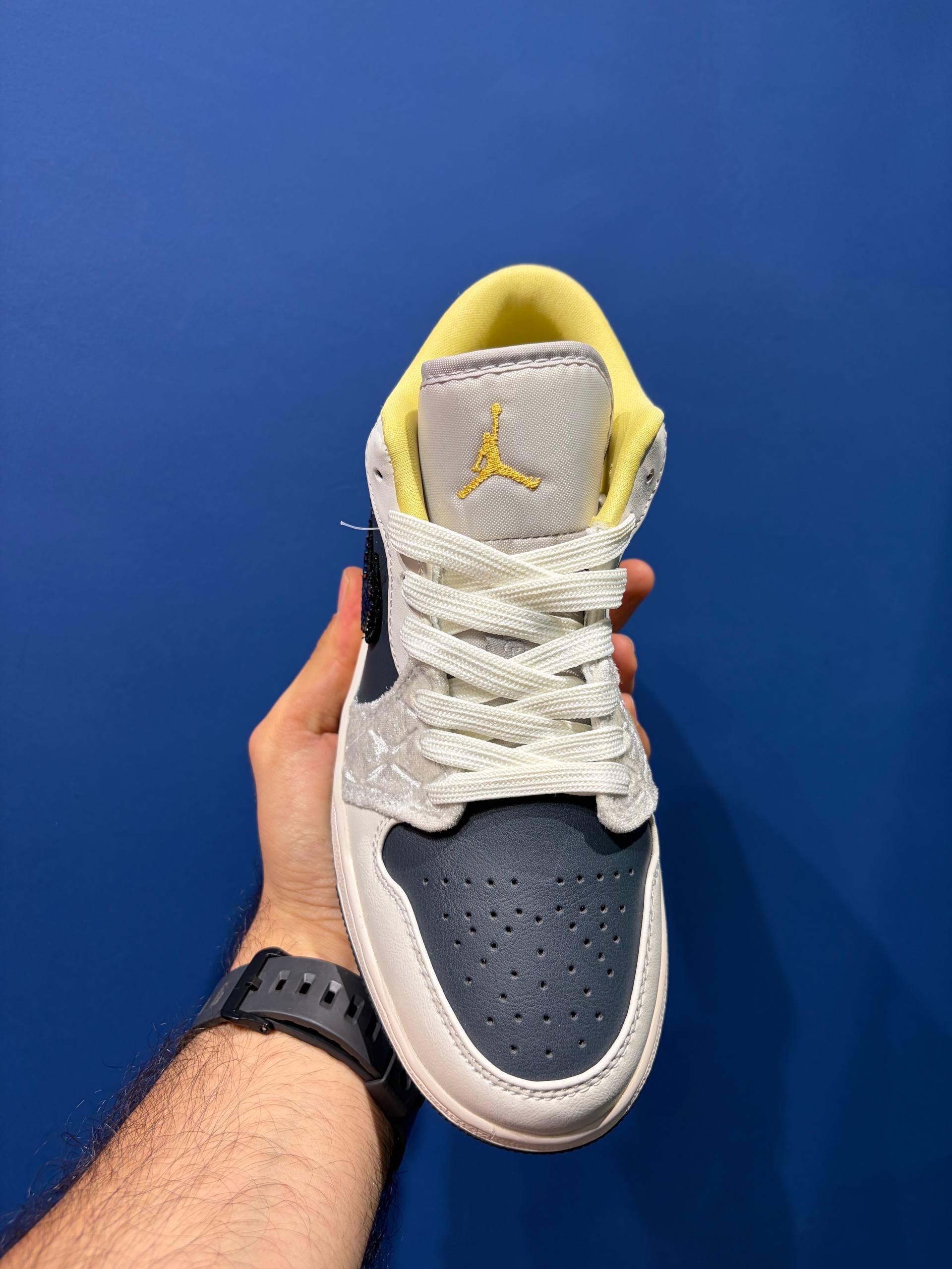 Nike air jordan 1 low beaded swoosh نایک ایر جردن 1 لو نگینی