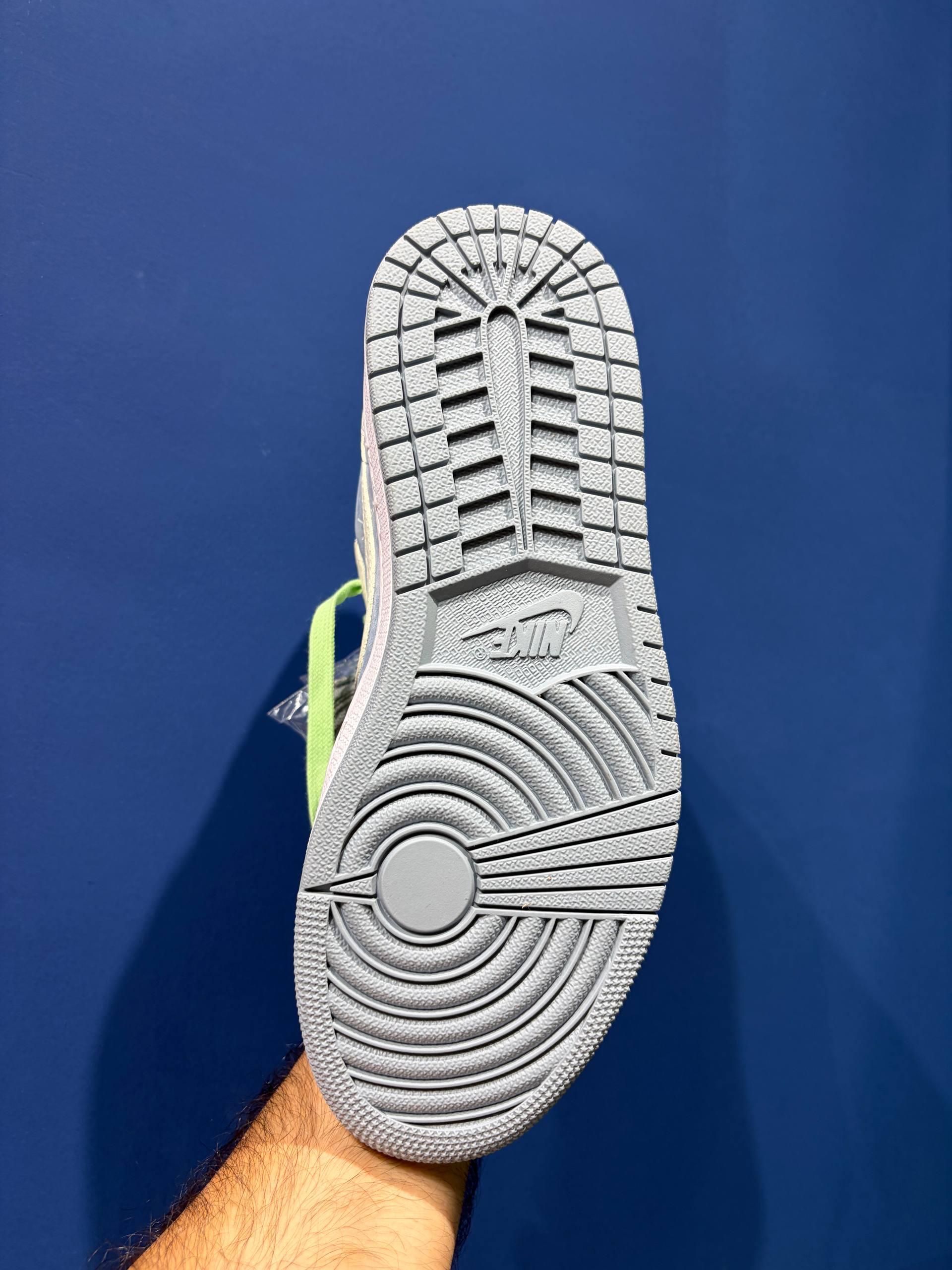 Nike air jordan 1 low travis scott نایک ایر جردن 1 لو ترویس اسکات